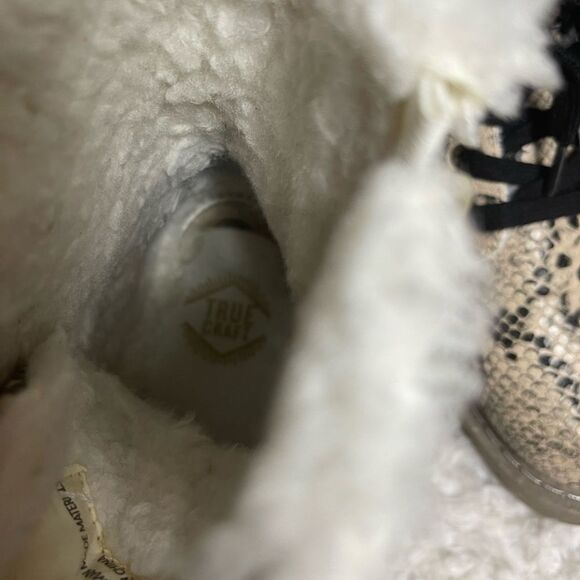 True Craft Snake Skin prints beige and black combat Boots faux fur lining SZ9M - Picture 14 of 16